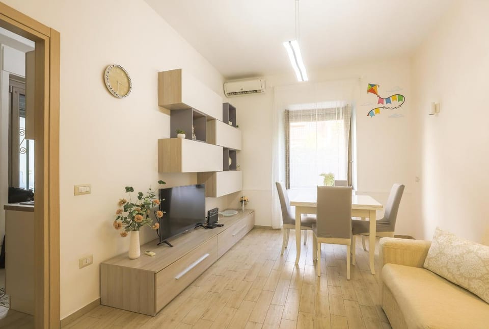 Communal lounge/ TV room, TV and multimedia, Living room, Seating area, Dining area, Evening entertainment, air conditioner