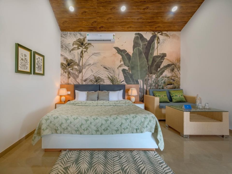 Bed, Photo of the whole room, Seating area, Bedroom, air conditioner