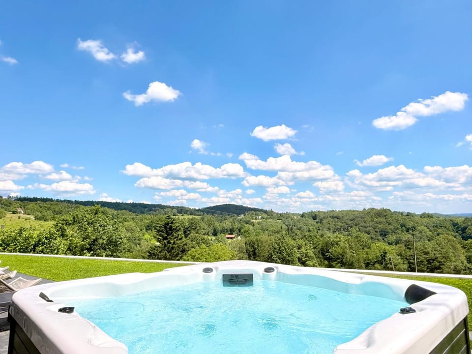Natural landscape, Hot Tub, Hot Tub, Mountain view, Pool view, Swimming pool