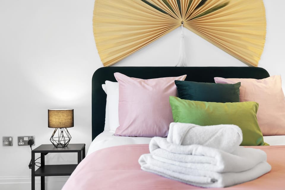 Bed, Photo of the whole room, Bedroom, towels