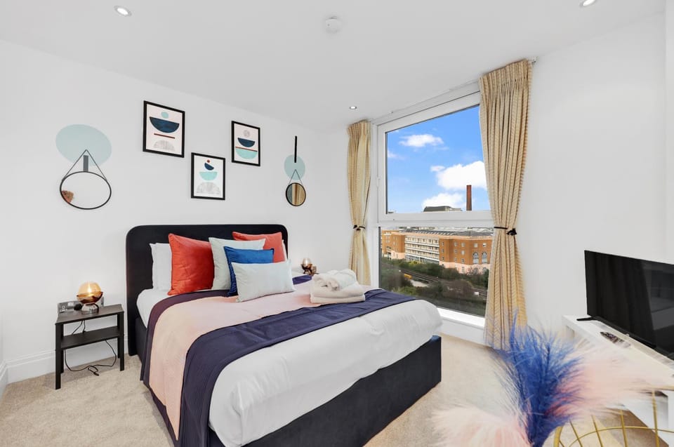 Bed, TV and multimedia, Photo of the whole room, Bedroom