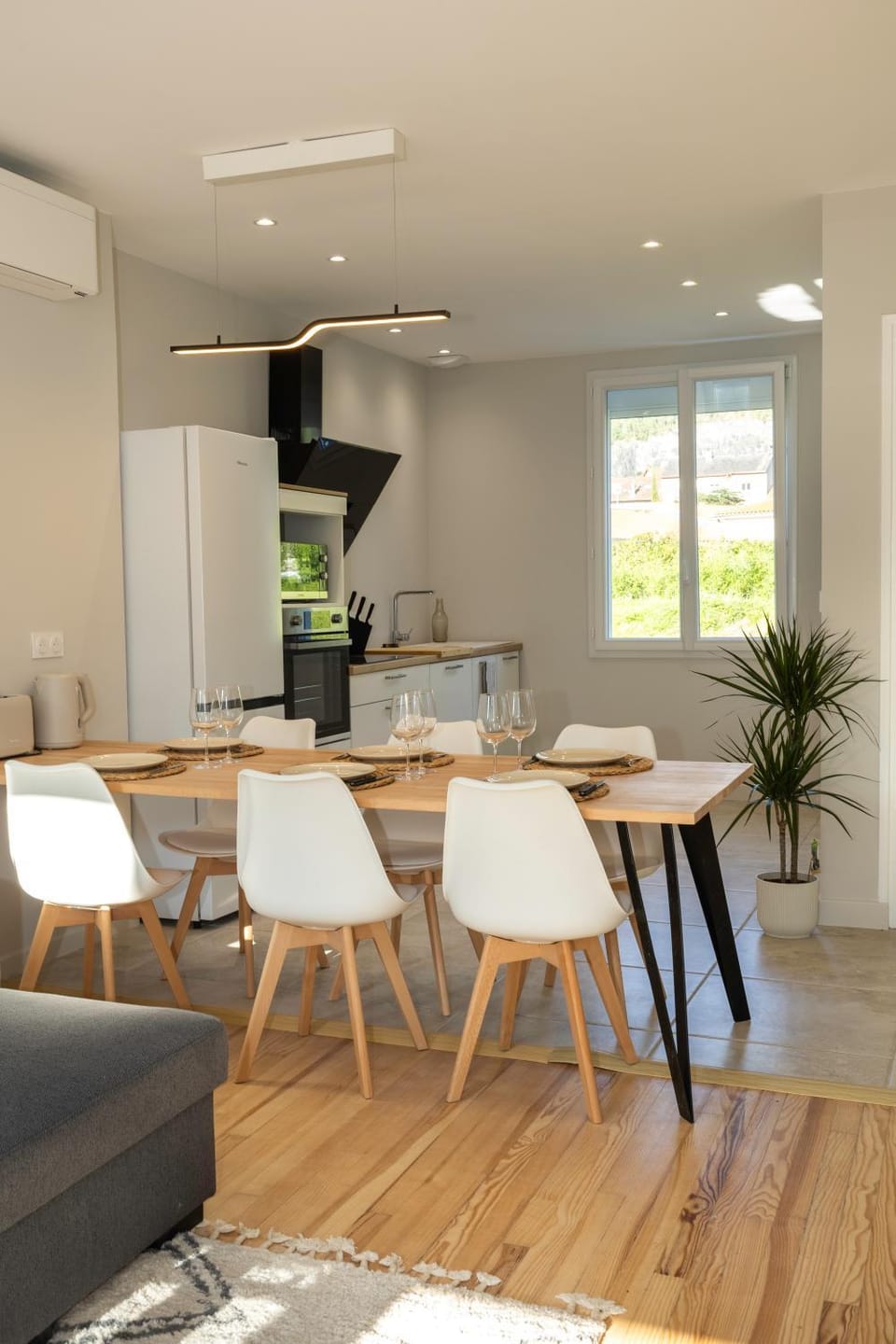 Kitchen or kitchenette, Living room, Seating area, Dining area, oven