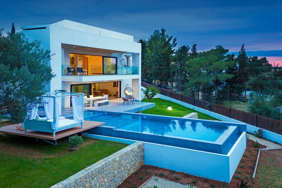 Property building, Pool view