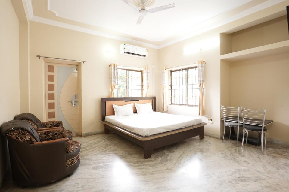 Bed, Seating area, Bedroom, air conditioner