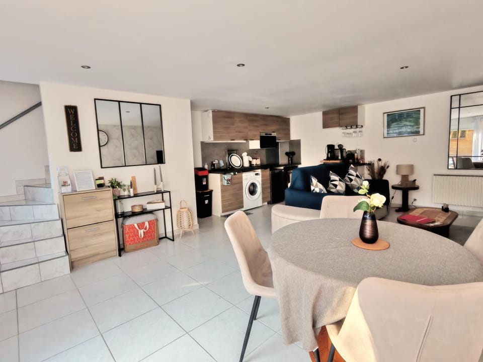 Coffee/tea facilities, Living room, Seating area, microwave, oven, stove, washing machine, kitchen