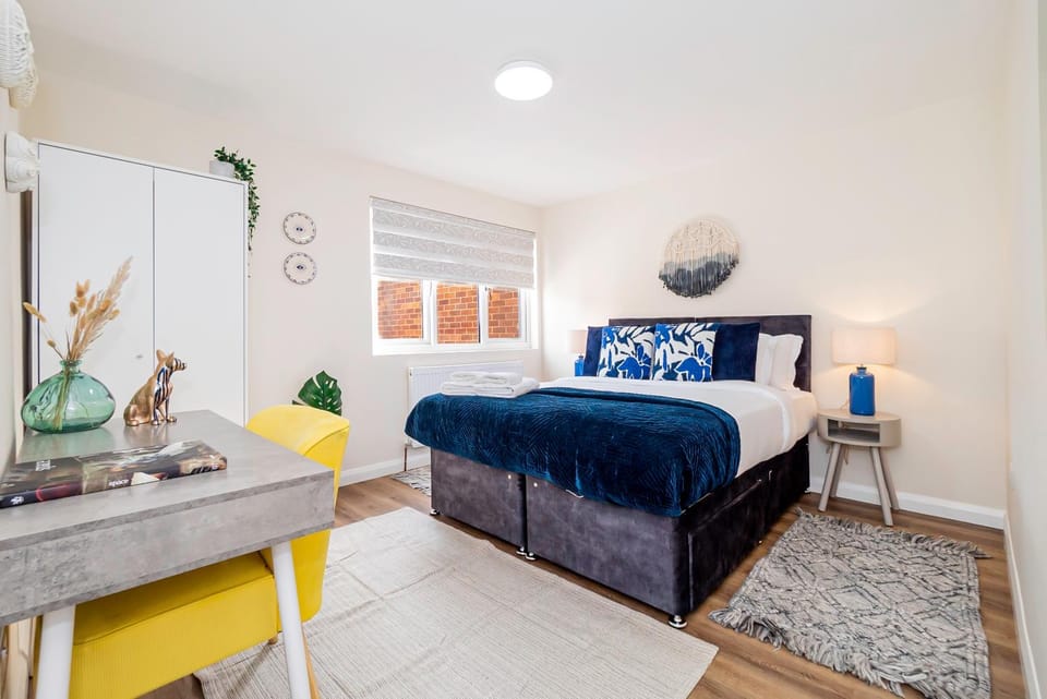 Modern 3-Bedroom 2-Bathroom Flat with Garden at Hanwell Apartment in London Borough of Ealing