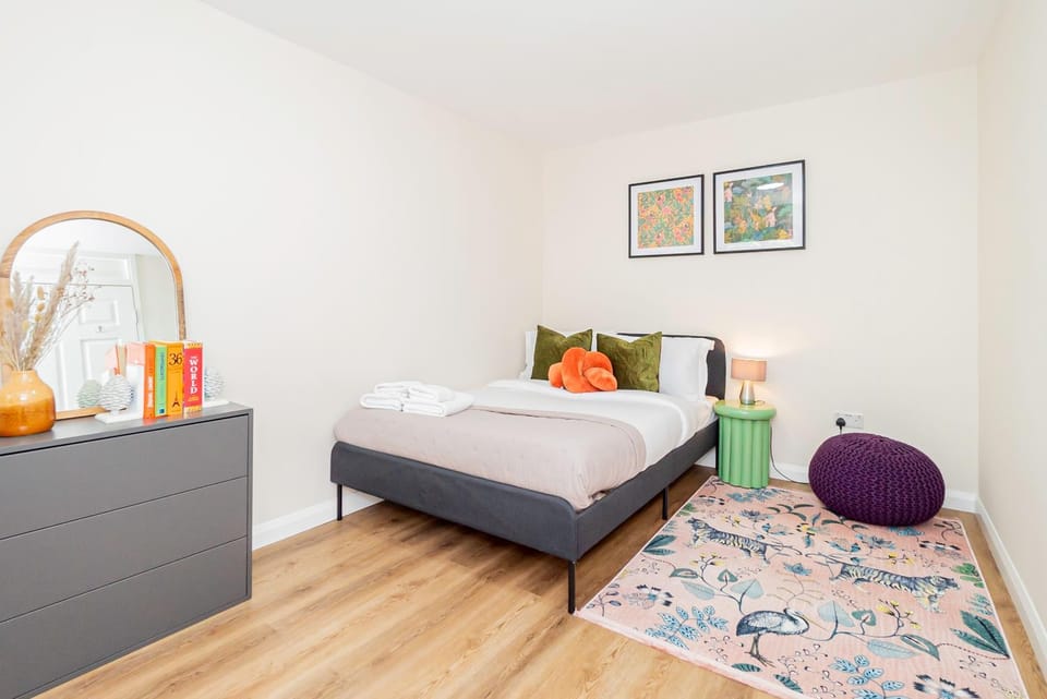 Modern 3-Bedroom 2-Bathroom Flat with Garden at Hanwell Apartment in London Borough of Ealing