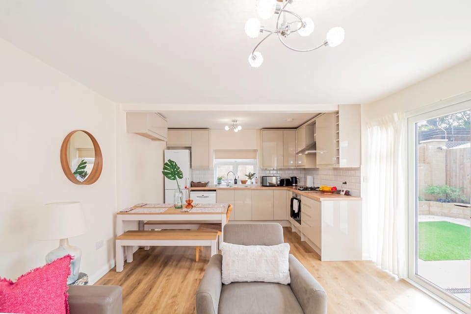 Kitchen or kitchenette, Living room, Seating area, Dining area
