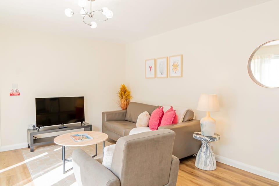 Modern 3-Bedroom 2-Bathroom Flat with Garden at Hanwell Apartment in London Borough of Ealing