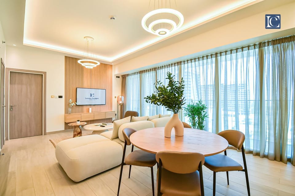 Communal lounge/ TV room, TV and multimedia, Living room, Seating area, air conditioner
