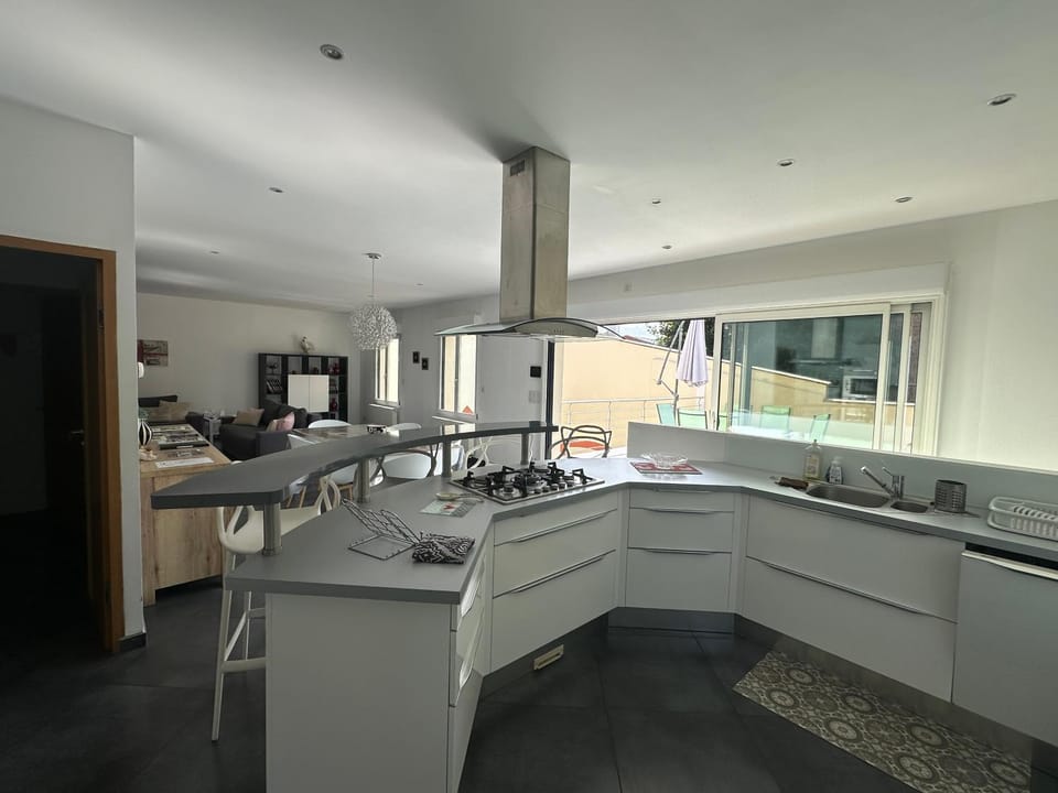 Kitchen or kitchenette, dishwasher, stove