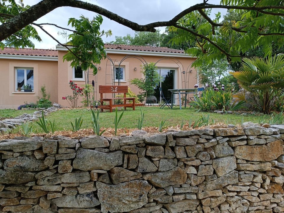 Une escale gourmande- Suite avec terrasse & dîner maison possible Bed and Breakfast in Nouvelle-Aquitaine