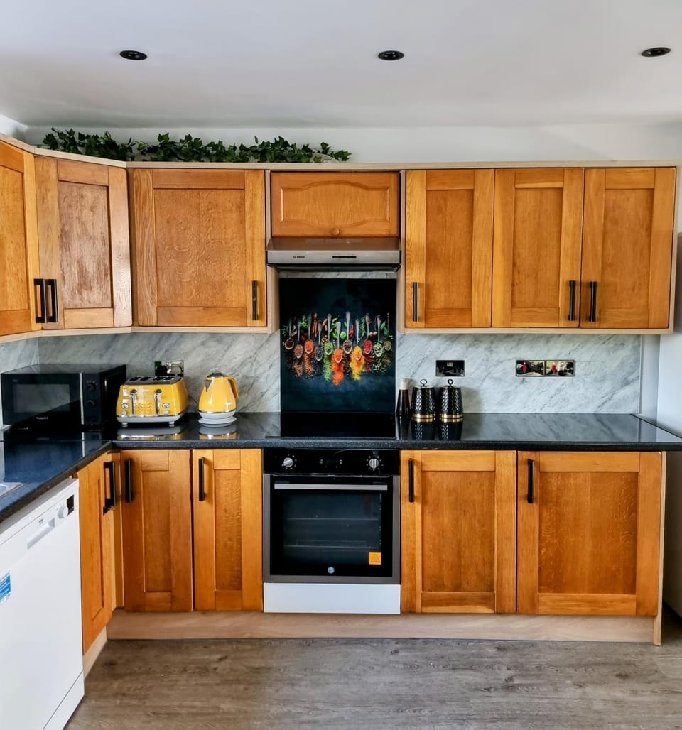 Kitchen or kitchenette, oven