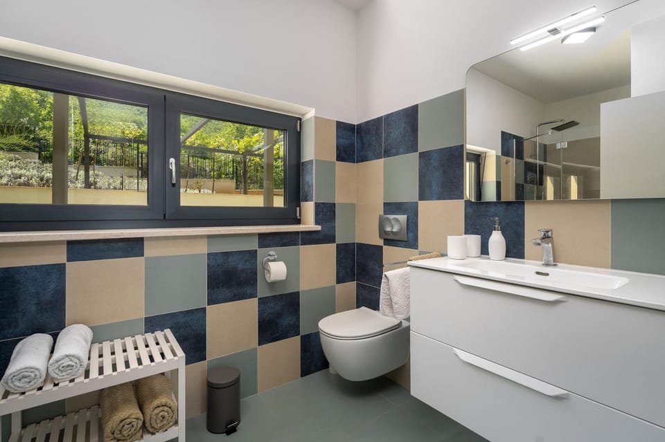 Toilet, Bathroom, towels