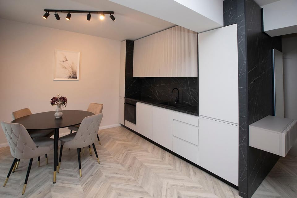 TV and multimedia, Kitchen or kitchenette, Living room, Seating area, Dining area