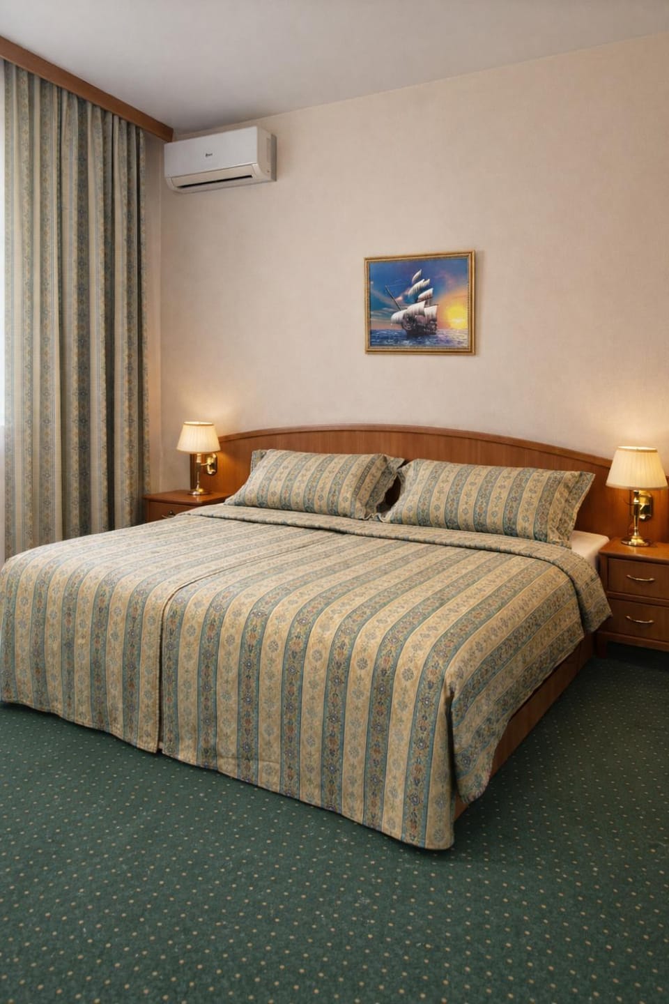 Photo of the whole room, Bedroom