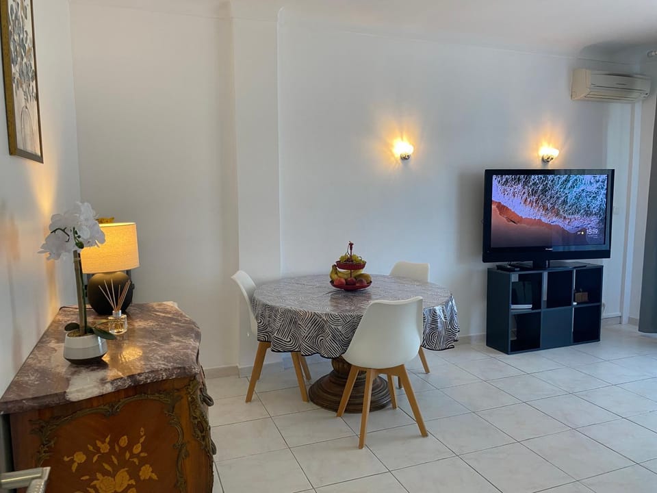 TV and multimedia, Living room, Seating area, Dining area