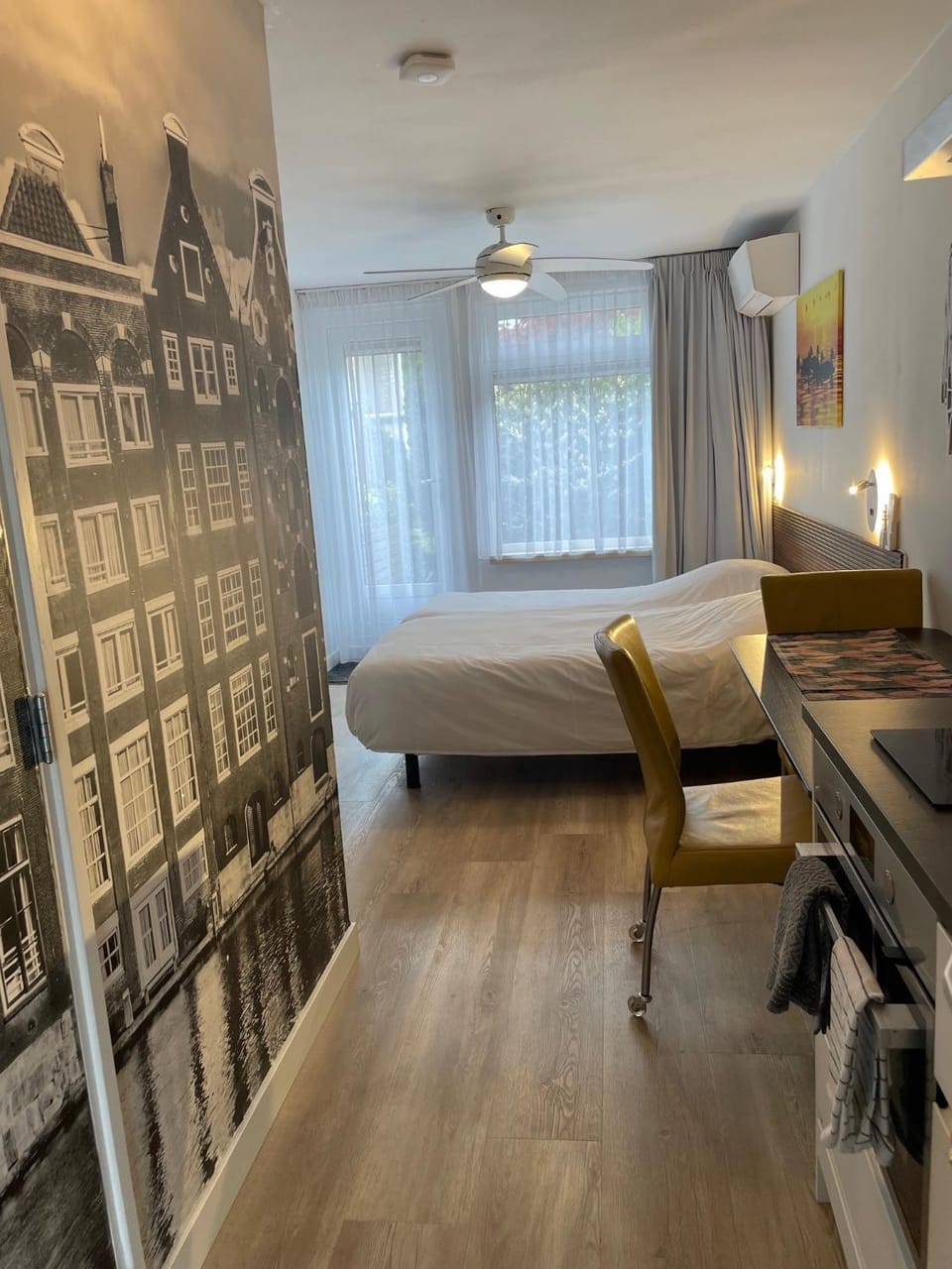 Photo of the whole room, Bedroom