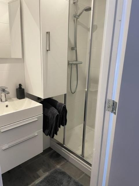 Shower, Bathroom, towels