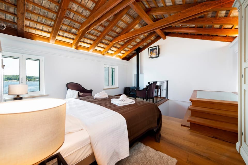 Bed, Seating area, Bedroom