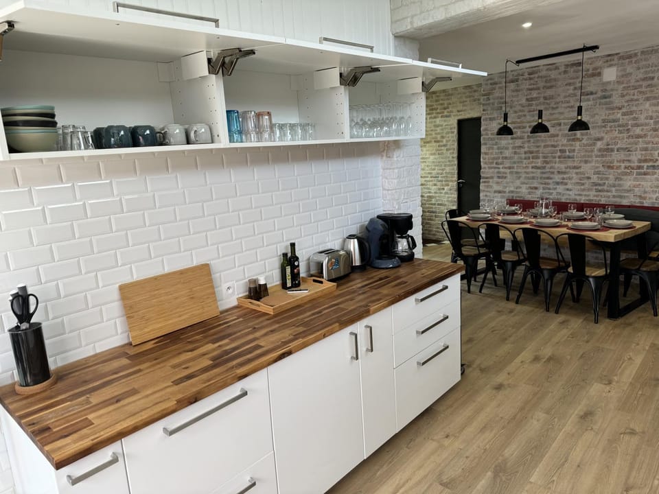 Coffee/tea facilities, Kitchen or kitchenette, Dining area, stove, toaster