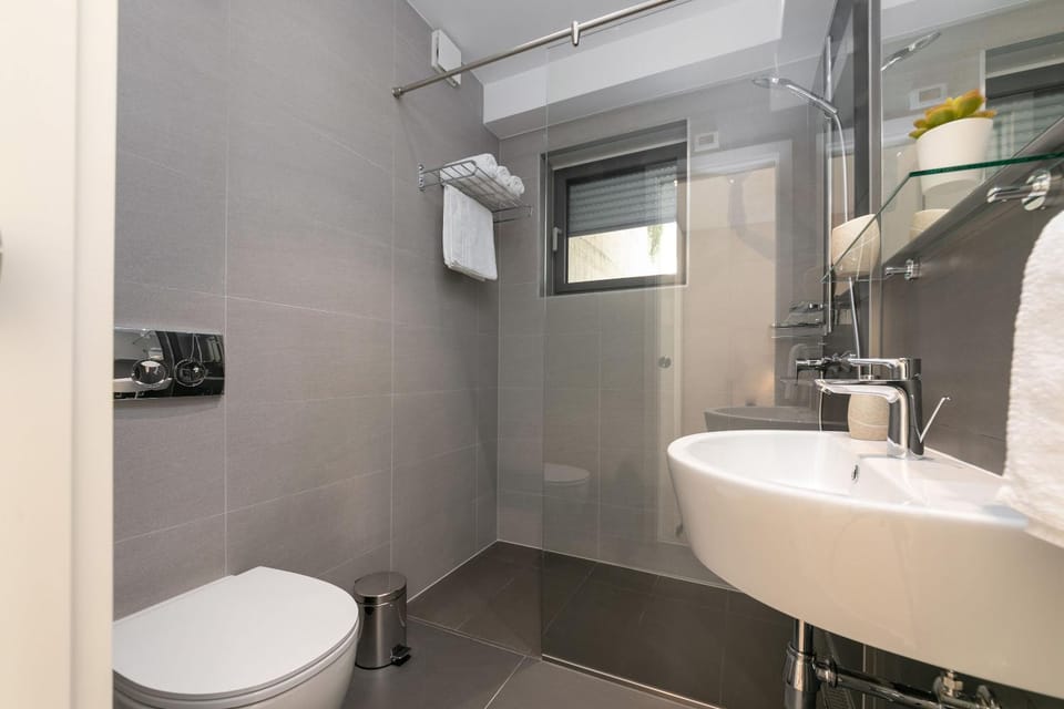Shower, Toilet, Bathroom, towels