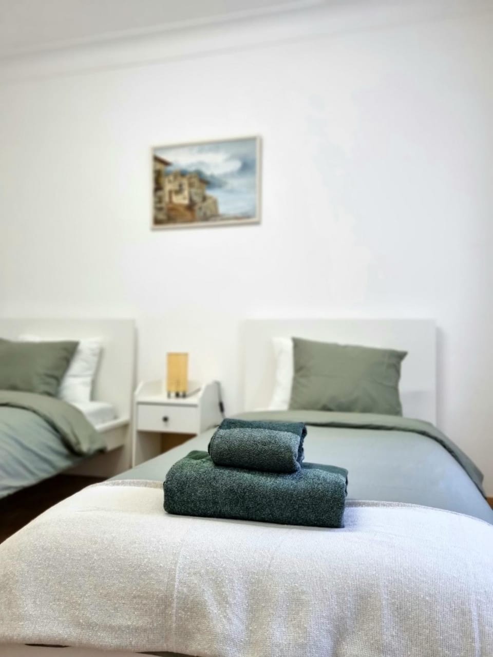 Bed, Bedroom, towels