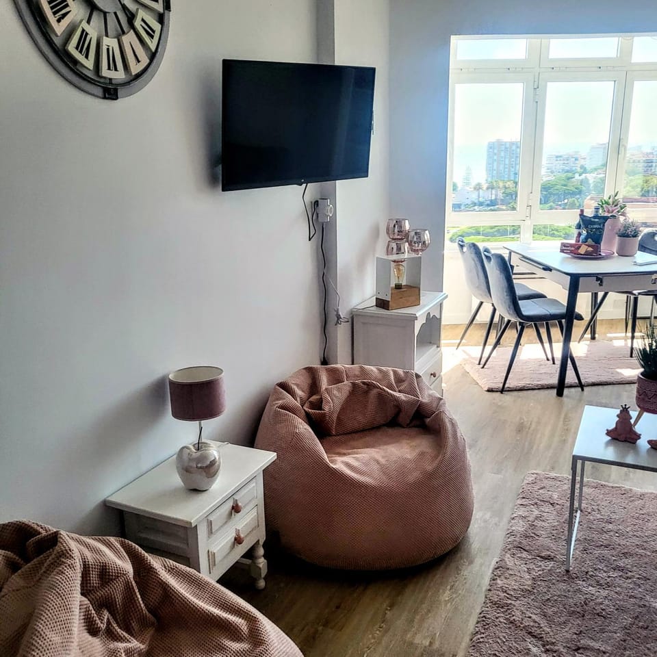 TV and multimedia, Seating area, Dining area