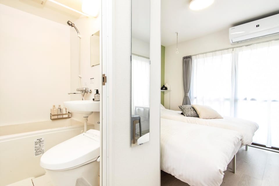 Shower, Toilet, Bed, Bathroom, Bedroom, Bath