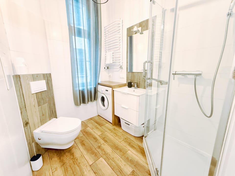 Shower, Toilet, Bathroom, towels