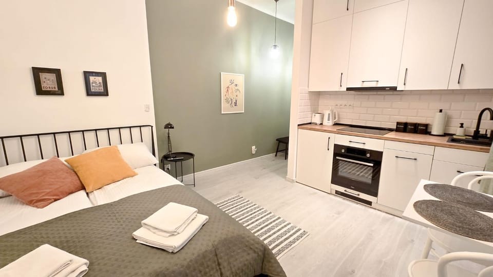 Bed, Coffee/tea facilities, Kitchen or kitchenette, Photo of the whole room, Dining area, stove, towels