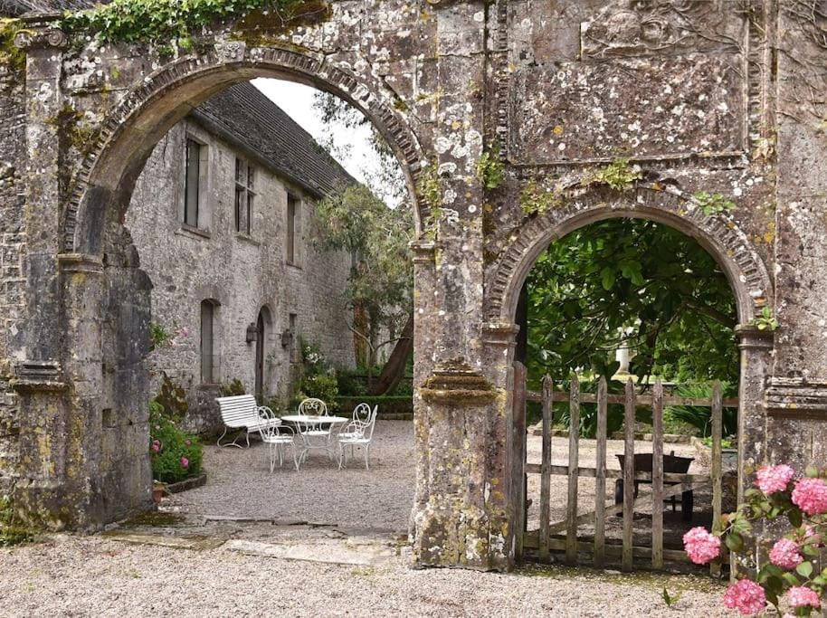 Gite du Petit Manoir au château d'Hémevez House in Normandy