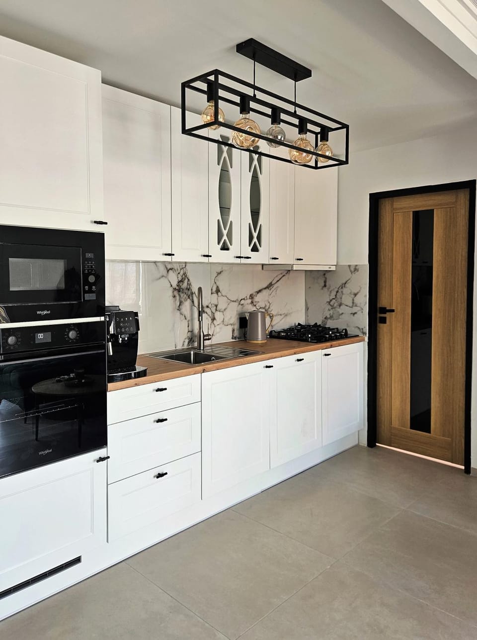 Coffee/tea facilities, Kitchen or kitchenette, dishwasher, microwave, stove, air conditioner