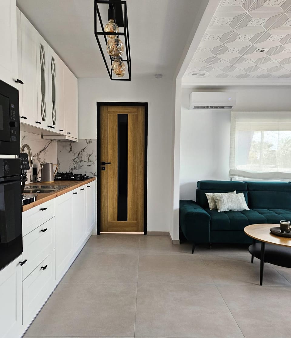 TV and multimedia, Kitchen or kitchenette, Living room, Seating area, Dining area, dishwasher, oven, stove, air conditioner