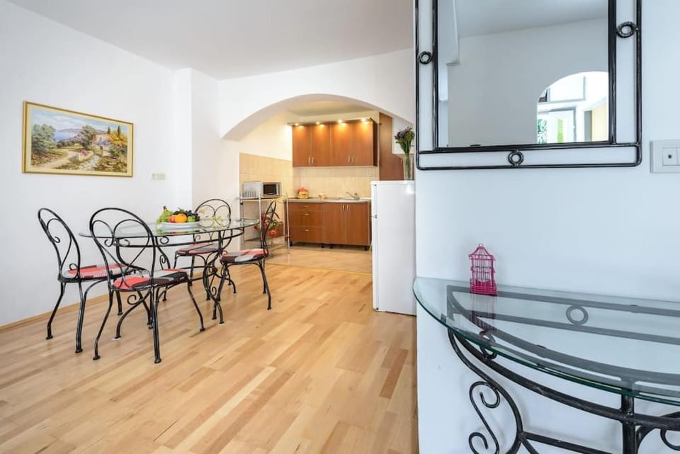 Kitchen or kitchenette, Dining area