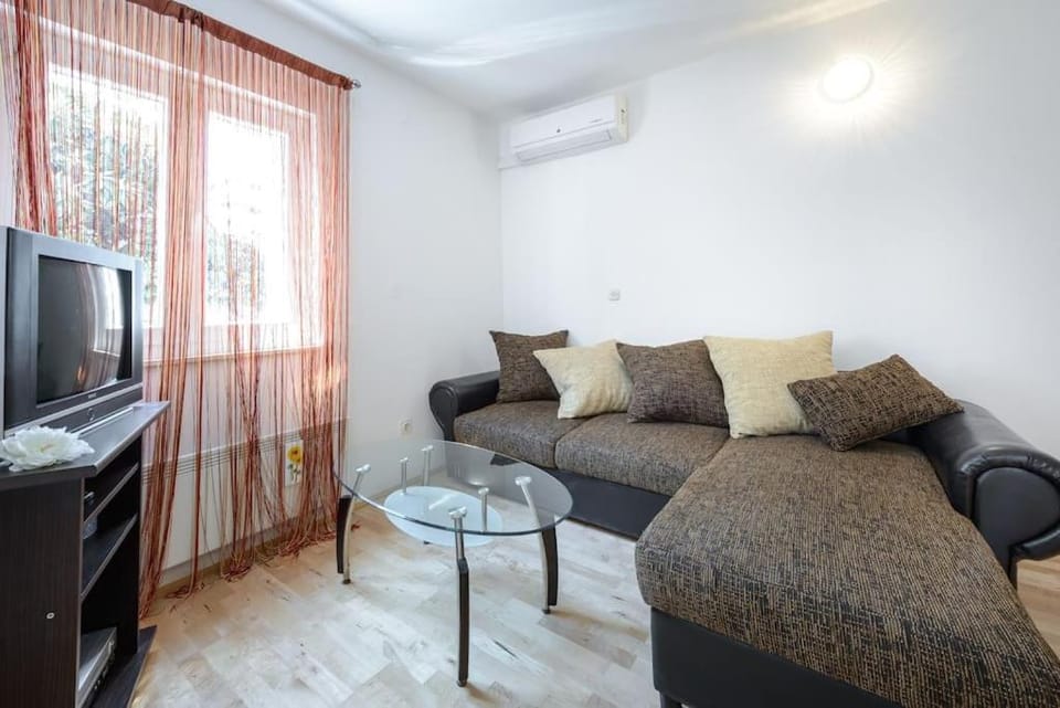 TV and multimedia, Living room, air conditioner