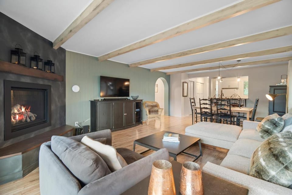 Cozy Condo Overlooking Mont Tremblant and the lake Apartment in Mont-Tremblant