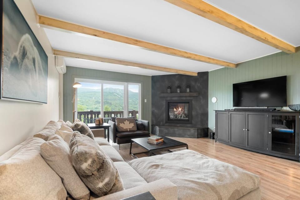 Cozy Condo Overlooking Mont Tremblant and the lake Apartment in Mont-Tremblant