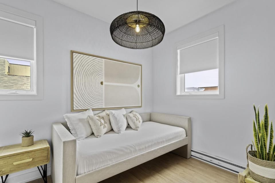Bed, Seating area, Bedroom