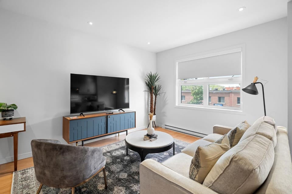 TV and multimedia, Living room, Seating area, Evening entertainment