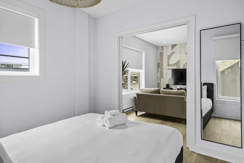 Bed, TV and multimedia, Bedroom, towels