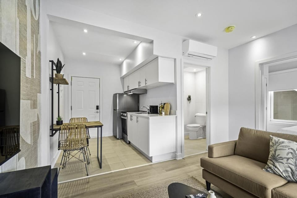 TV and multimedia, Kitchen or kitchenette, Living room, Seating area, Dining area, oven, stove