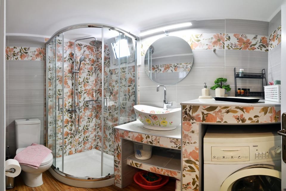 Shower, Toilet, Bathroom, Decorative detail, towels, washing machine