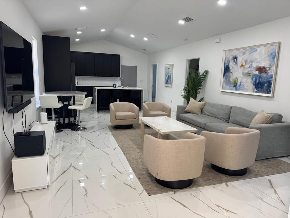 TV and multimedia, Kitchen or kitchenette, Living room, Photo of the whole room, Seating area, Dining area