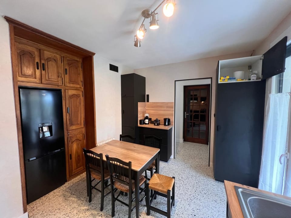 Kitchen or kitchenette, Dining area, pet friendly, stove