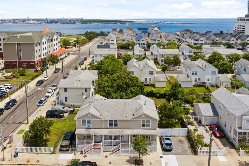 Neighbourhood, Bird's eye view, Location