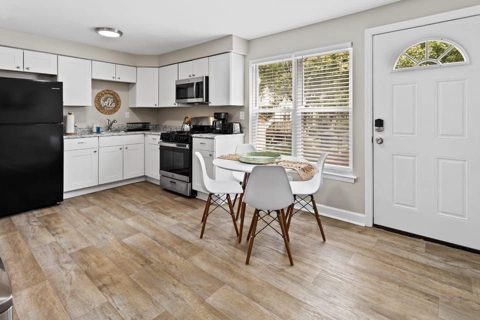 Kitchen or kitchenette, Dining area, oven, stove