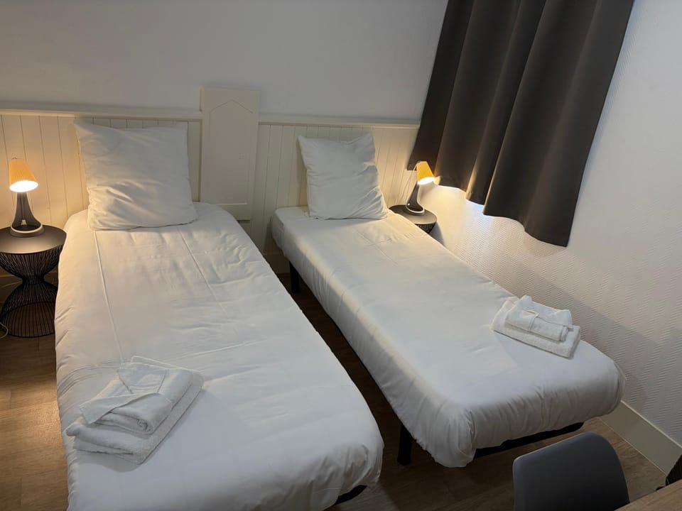 Bed, Bedroom, towels