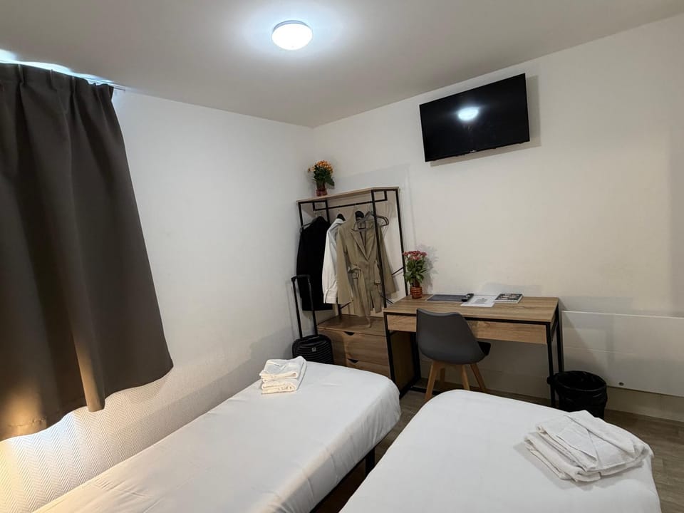 Bed, TV and multimedia, Bedroom, towels