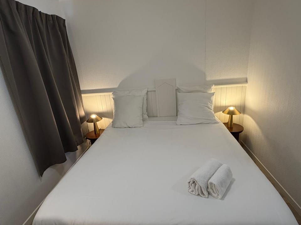 Bed, Bedroom, towels